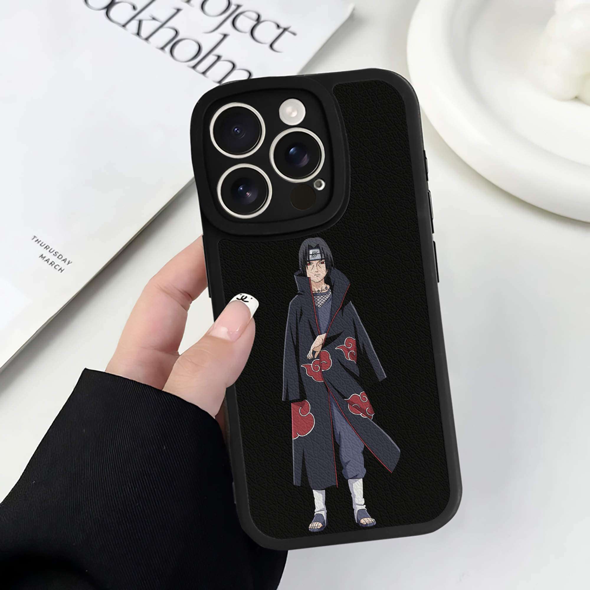 （画像用） NARUTO -ナルト- うちは イタチ Uchiha Itachi 【iPhone 16シリーズ対応】シリコンスマホケース（レザー調） 材質：シリコン